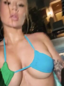 Iggy Azalea Nude Showing Off Her Nipple In A Pool Onlyfans Trending
